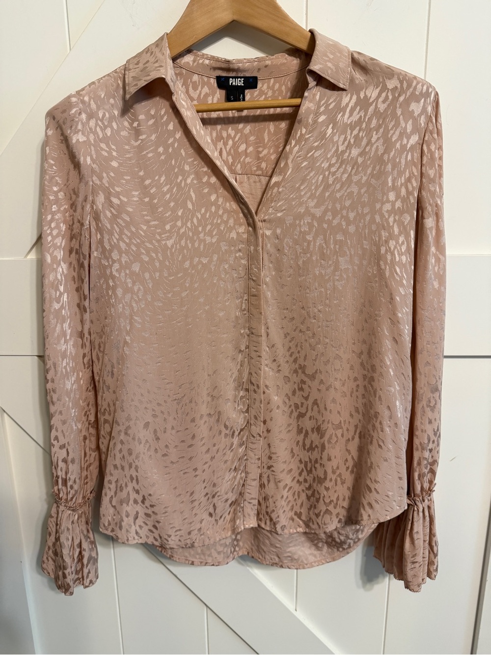 PAIGE 100% Silk Leopard Jacquard Blouse Ruffle Cuff Women's Small Blush Long Sle